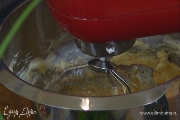 Приготовить тесто: оставшийся сахар и 150 г предварительно размягченного сливочного масла соединить в чаше комбайна и взбивать на небольшой скорости.