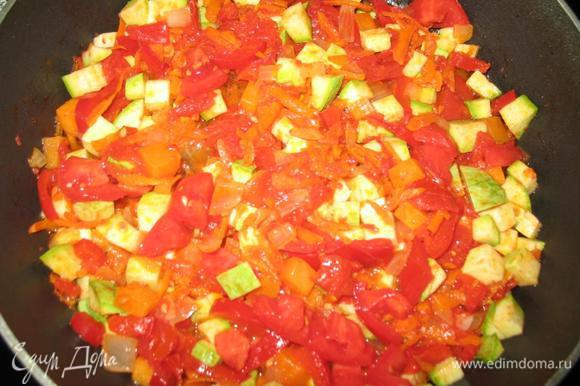 Помидоры, тыкву и кабачок добавляем к овощам на сковородке, добавляем соль и специи и тыквенные семечки