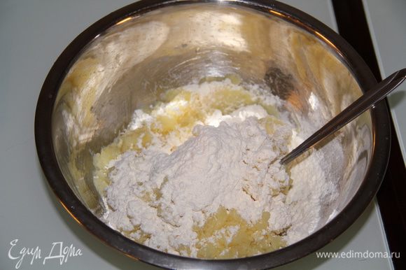 Из картофеля сделать пюре, добавить 150 г тертого сыра, далее добавлять муку до тех пор, пока тесто не перестанет прилипать к рукам.