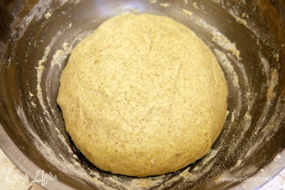 Через 30 минут к опаре добавить раздавленный картофель, оставшуюся муку, пшеничную и гречневую, 90 гр сахара, йогурт и соль. Вымесить тесто и оставить подниматься. Объём теста должен увеличиться вдвое.
