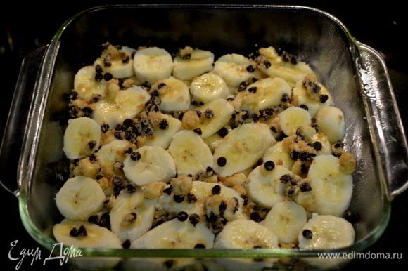 В рецепте предлагается смешать порезанные бананы с шоколадным миксом.Я выкладывала бананы первым слоям обсыпала миксом, а затем второй слой бананов и также обсыпать миксом шоколадным.