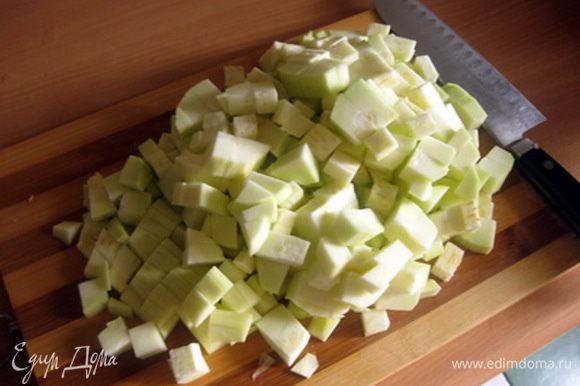 Когда овощи станут немного мягче, добавить нарезанный кубиками кабачок.