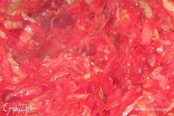 Добавить к овощам перетертые помидоры и томатную пасту. Тушить еще 3 минуты.