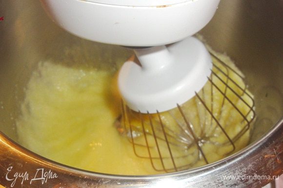 Растопите сливочное масло, но так, чтобы оно было не горячим. Яйца с сахаром, взбейте в пену, как на бисквитное тесто.