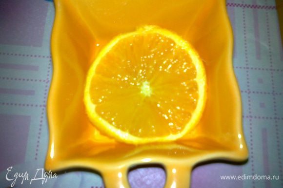 формы смазать маслом,на дно формы положить дольку апельсина