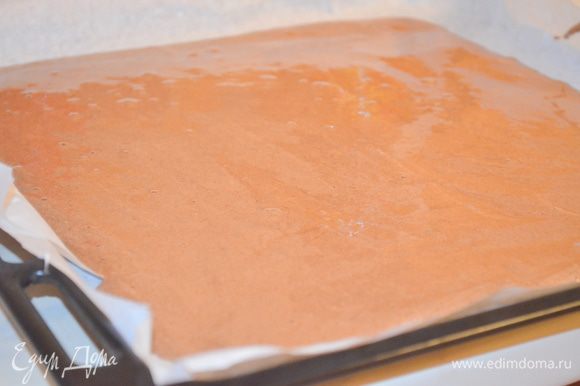 Противень застелить бумагой для выпечки, смазать ее немного растительным маслом и вылить на нее тесто. Выпекать 25-20 минут при 180 градусах.