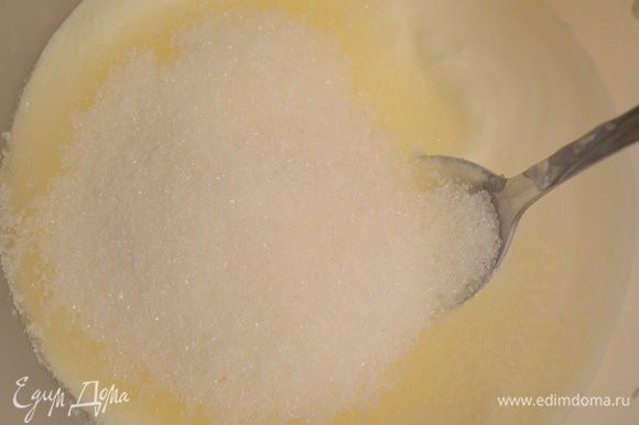 Для крема сметану смешать с сахаром
