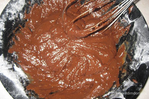 Добавляем к шоколадной смеси муку, разрыхлитель, желтки, хорошо перемешиваем и пока оставляем. Белки (3 шт.) откладываем в сторону
