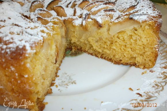 Пирог получился мягкий, в меру сладкий с кислинкой яблок и с нежной рассыпчатостью из-за кукурузной муки. Такой себе деревенский пирог или как говорят итальянцы - "рустико".