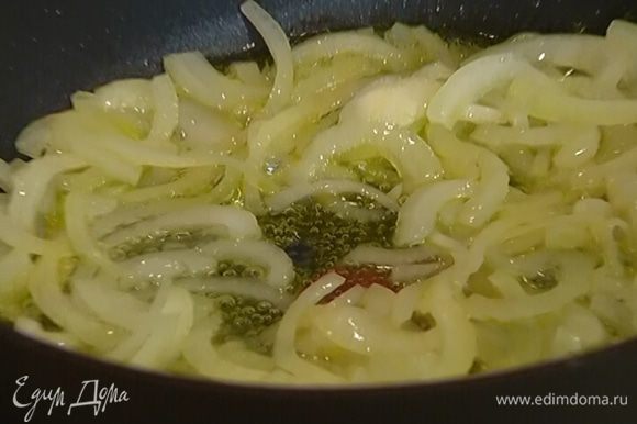 Разогреть в сковороде 1 ст. ложку оливкового и 1 ст. ложку сливочного масла и обжаривать лук и чеснок на медленном огне.