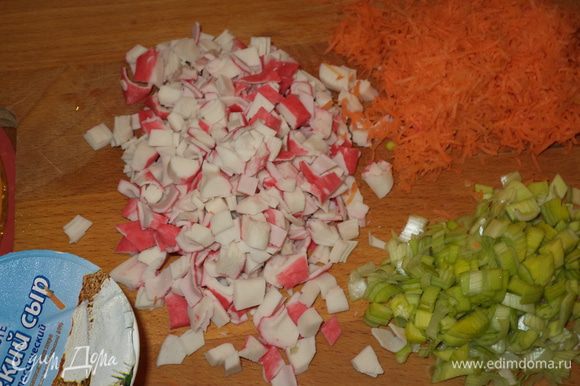 Готовим начинку: порежем крабовые палочки,лук-порей,морковь натрем на мелкой терке (не в пюре!)