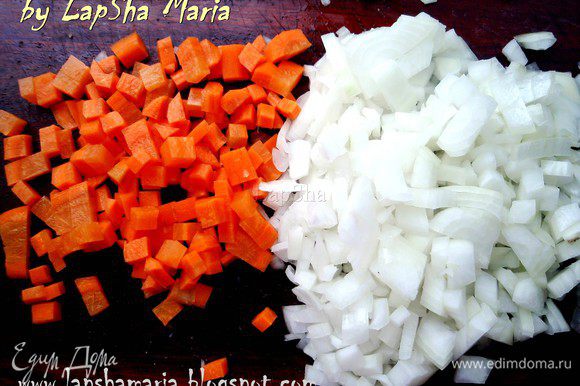 Лук и морковь нарезать на крупные кубики, чеснок раздавить и мелко порубить.
