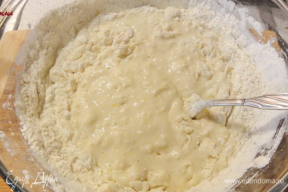 Замесите тесто. Для этого молоко необходимо подогреть. Дрожжи смешать с половиной муки. Смешайте молоко, яйцо, растительное масло, сахар, соль. Всыпьте муку с дрожжами и тщательно перемешайте. Всыпьте постепенно вторую половину муки. Тесто накройте салфеткой и уберите в теплое место.