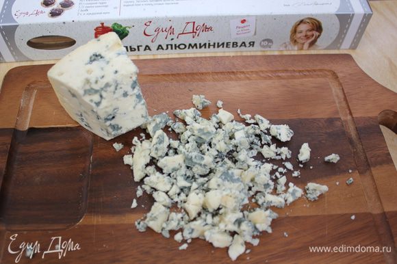 Приготовить заправку: Сыр с плесенью раскрошить на кусочки. Смешать сыр со сливками.