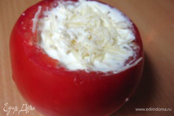 6. Посыпать тертым пармезаном и налить в каждый помидор по 1-2 ч. ложки сливок.