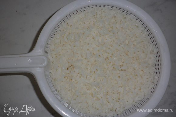 Отварите рис в подсоленной воде. Дайте хорошо воде стечь.