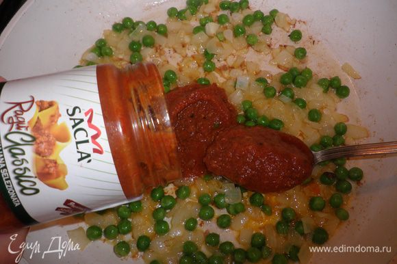 Добавьте соус SACLA Ragu Classico , приправьте солью, перцем и готовьте на слабом огне еще 5 мин.