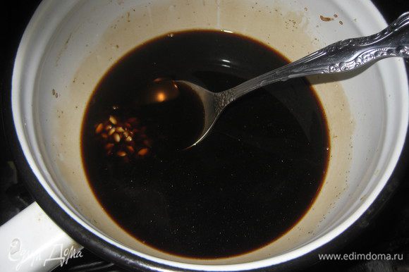 Кофе высыпать в кастрюльку. добавить ваниль, залить водой и закипятить. Добавить промытый рис и оставить на 5 минут.