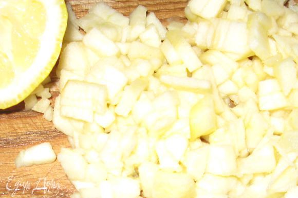 Яблоко очистить, нарезать очень маленькими кубиками. Сбрызнуть лимонным соком. Вместе с изюмом вмешать в тесто. Тесто должно быть липким.