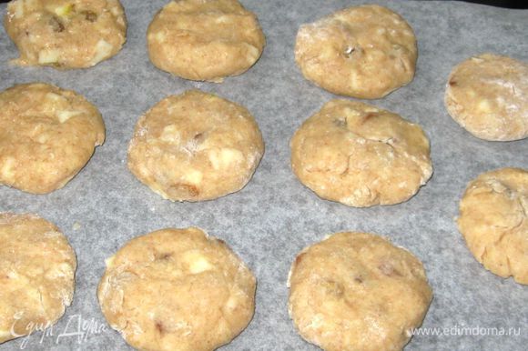 Скатать из теста небольшие шарики (размером с грецкий орех), сформировать печенье. Выложить на противень, выстланный бумагой для выпечки, с расстоянием между печеньями 4 -5 см.