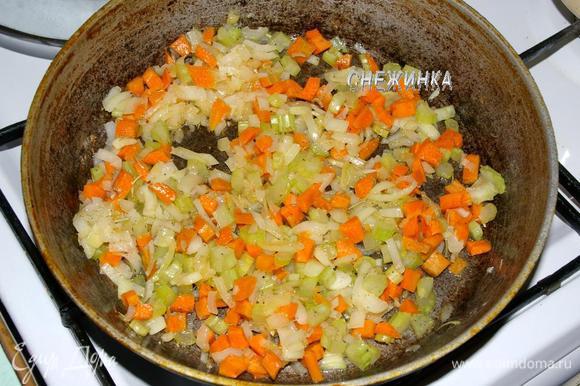 Затем к нему добавляем морковь и сельдерей. Солим, перчим по вкусу, посыпаем розмарином. Жарим, помешивая, 10 минут.