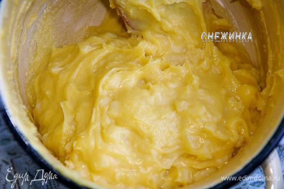 По одному вводим яйца. После каждого добавленного яйца массу тщательно вымешиваем. Добавляем в тесто сыр, нарезанный мелким кубиком и горчицу. Перемешиваем. Тесто готово.
