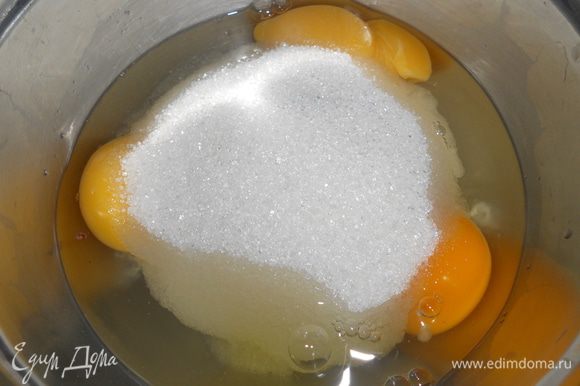 теперь делаем крем - яйца растираем с сахаром и ван. сахаром