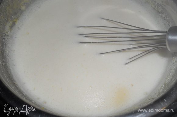 добавляем молоко и перемешиваем,ставим на водянную баню и варим крем,помешивая до того момента как загустеет