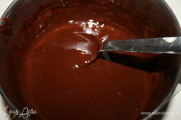 Делаем ганаш: Растопить на водяной бане шоколад с размягченным сливочным маслом, снять с огня и перемешать.
