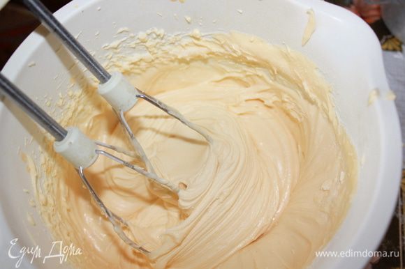 Мягкое сливочное масло взбить миксером в течение 3 минут, добавить сахар и ещё взбивать некоторое время (3-5 минут). По одному вводить яйца.