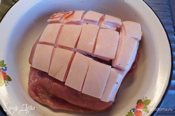 Мясо помыть, обсушить бумажным полотенцем и острым ножом надрезать свиную шкурку на прямоугольники размером 2х4 см.