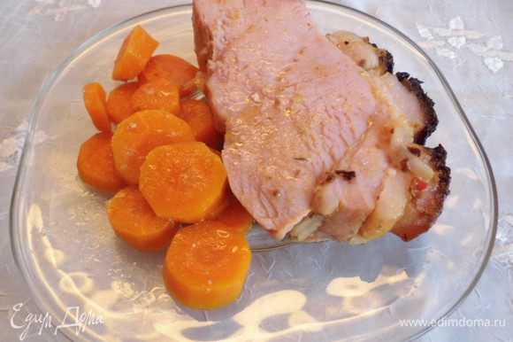 Достать мясо из духовки. Всё! Запеченное мясо Krustenbraten - Хрустящая корочка готово. Можно подавать его, порезав на порционные кусочки, с запечённой морковью, рисом или картофельным пюре с подливкой, приготовленной из бульона, в котором запекалось мясо и крахмала. Подлива: 1. развести крахмал в 1/3 холодного бульона 2. в кастрюльке вскипятить 2/3 бульона и помешивая его аккуратной тонкой струйкой влить разведенный крахмал 3. проварить бульон 1-1,5 минуты 4. добавить ваши любимые специи и зелень 5. аккуратно (!!!горячо!!!) взбить блендером подливу и перелить подливу в соусник.