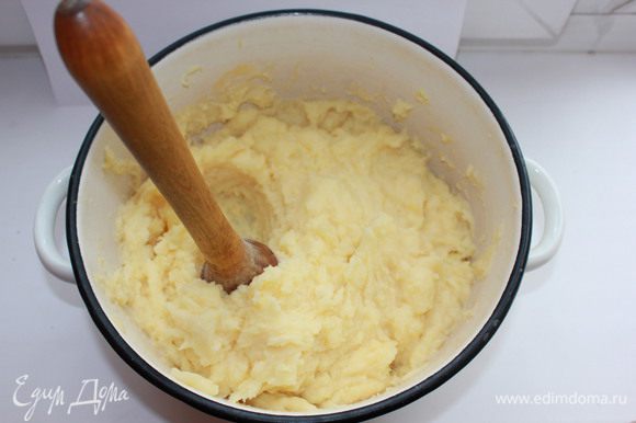 Картофель вымыть, очистить, отварить в подсоленной воде, размять в пюре. Добавить яйца, муку, перемешать.