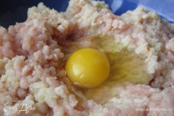 Филе индейки, лук и хлеб пропустить через мясорубку. Добавить яйцо, сумах, соль и перец, тщательно вымесить фарш.