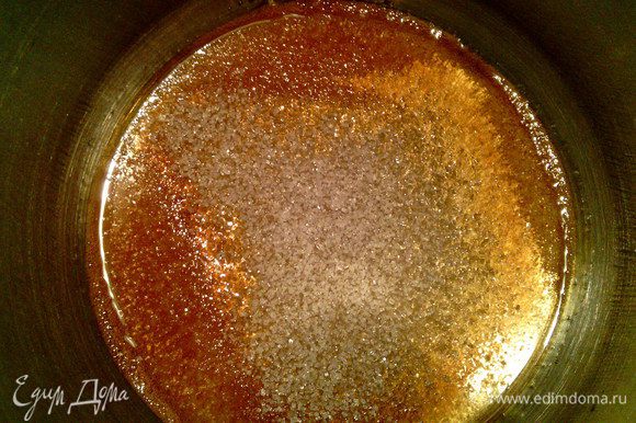 Делаем карамель: В маленькую кастрюльку или сковородку насыпать ровным слоем сахар. Поставить на огонь.