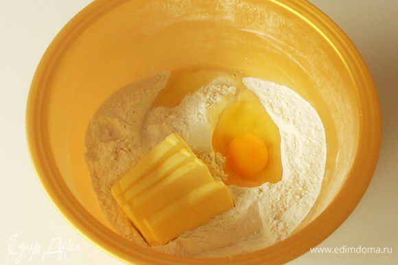 В миске соединить просеянную муку, сахарную пудру, сливочное масло и яйцо.
