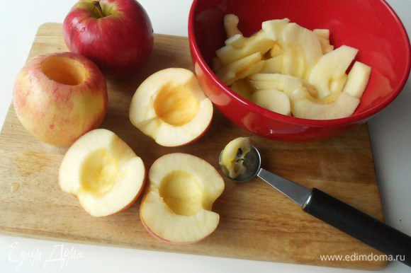 Яблоки разрезать пополам, удалить семенные коробочки, очистить от кожуры. Половинки нарезать на дольки и положить их в миску с лимонным соком.