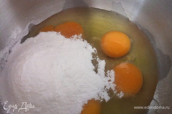 Поместить яйца и сахарную пудру в большую миску и взбить миксером на максимальной скорости, пока смесь не станет бледной и густой...