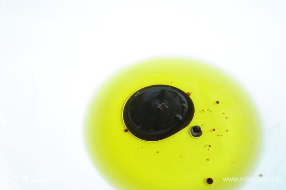 К оливковому маслу добавляем бальзамический уксус и тщательно перемешиваем до однородной массы.