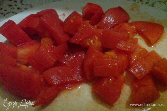 Консервированные помидоры нарезать кубиками( поскольку я использовала томат, то я его просто немного процедила через сито, чтобы убрать лишнюю жидкость). Смешать с орегано. Свежий помидор очистить от кожуры и также нарезать кубиками.
