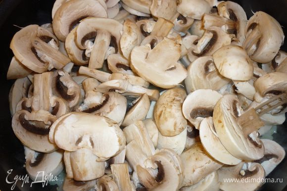 Добавьте грибы,чеснок жарьте 10 минут.