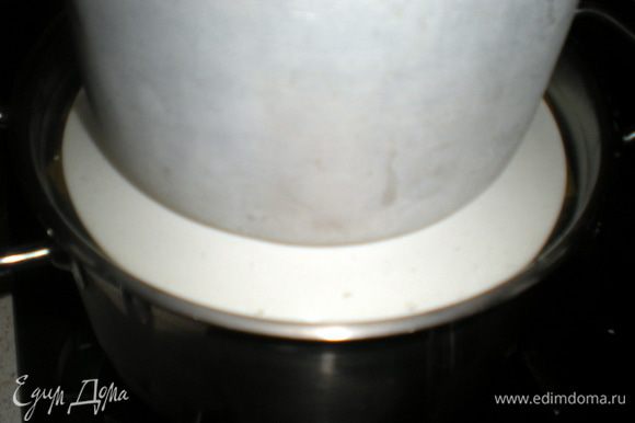 В кастрюлю влить немного воды и плотно закрыть плоской тарелкой,а на тарелку положить груз.Довести долму до кипения,убавить огонь до минимума и томить 40-50мин.
