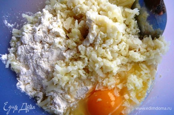 Замесить тесто из муки, тертого картофеля, яйца, немного посолить.