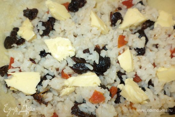 1 слой рис с сухофруктами и поверху уложить небольшие кусочки масла