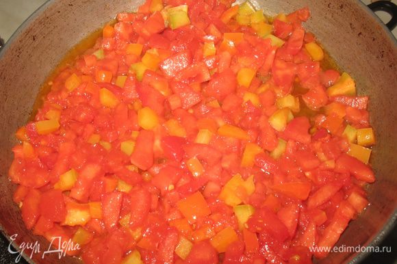 С помидора снять кожицу и удалить семена, нарезать кубиками. Посолить и пассивировать на оливковом масле.