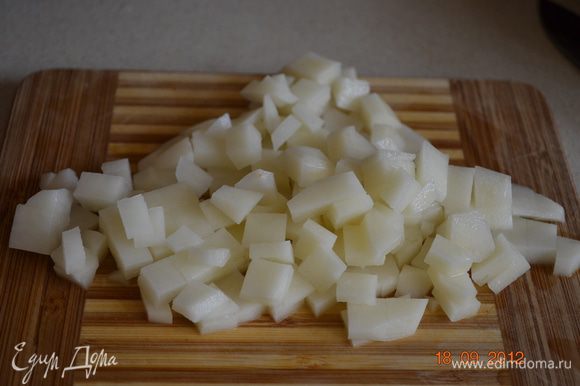Картофель режим средним кубиком и в горшочек.