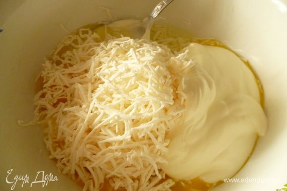 Приготовим заливку:Яйца,сметану,тертый сыр хорошо перемешать,добавить соль и перец и слегка взбить вилочкой.