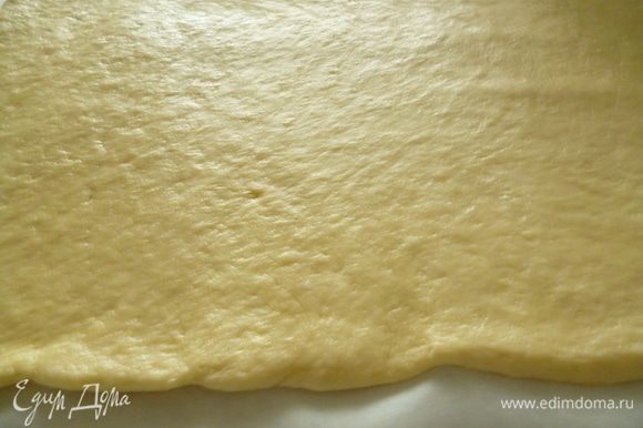 Берем лист бумаги для выпечки,отмеряем его по размеру формы(включая высоту бортика),смазываем бумагу растительным маслом.Раскатываем тесто на листе бумаги.