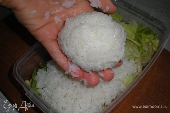 Взять немного риса, положить в ладошку и сформировать шар (это будет голова)