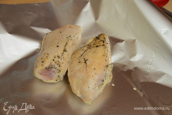Филе выложить из сковороды и завернуть в фольгу.Отправить запекаться филе в заранее разогретую до 180 С.духовку на 20 минут.